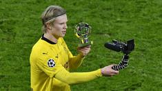 Pemain Borussia Dortmund, Erling Haaland, narsis usai menaklukkan Sevilla pada laga Liga Champions di Stadion Signal Iduna Park, Rabu (10/3/2021). Kedua tim bermain imbang 2-2. (AP Photo/Martin Meissner, Pool)