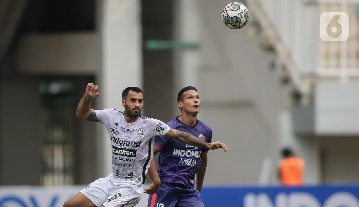 Gelandang Persita, Raphael Maitimo (kanan) berusaha melewati gelandang Bali United, Brwa Nouri saat laga pekan keempat BRI Liga 1 2021/2022 di Stadion Pakansari, Bogor, Jumat (24/09/2021). Bali United menang tipis atas Persita Tangerang 2-1.  (Bola.com/Bagaskara Lazuardi)