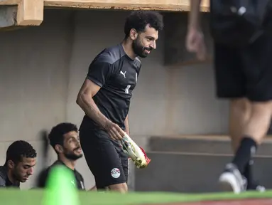 Penyerang Mesir, Mohamed Salah menghadiri sesi latihan di lampiran stadion Olembe di Yaounde (1/2/2022). Mesir akan bertanding melawan Kamerun pada babak semifinal Piala Afrika (CAN) 2021. (AFP/Charly Triballaeau)