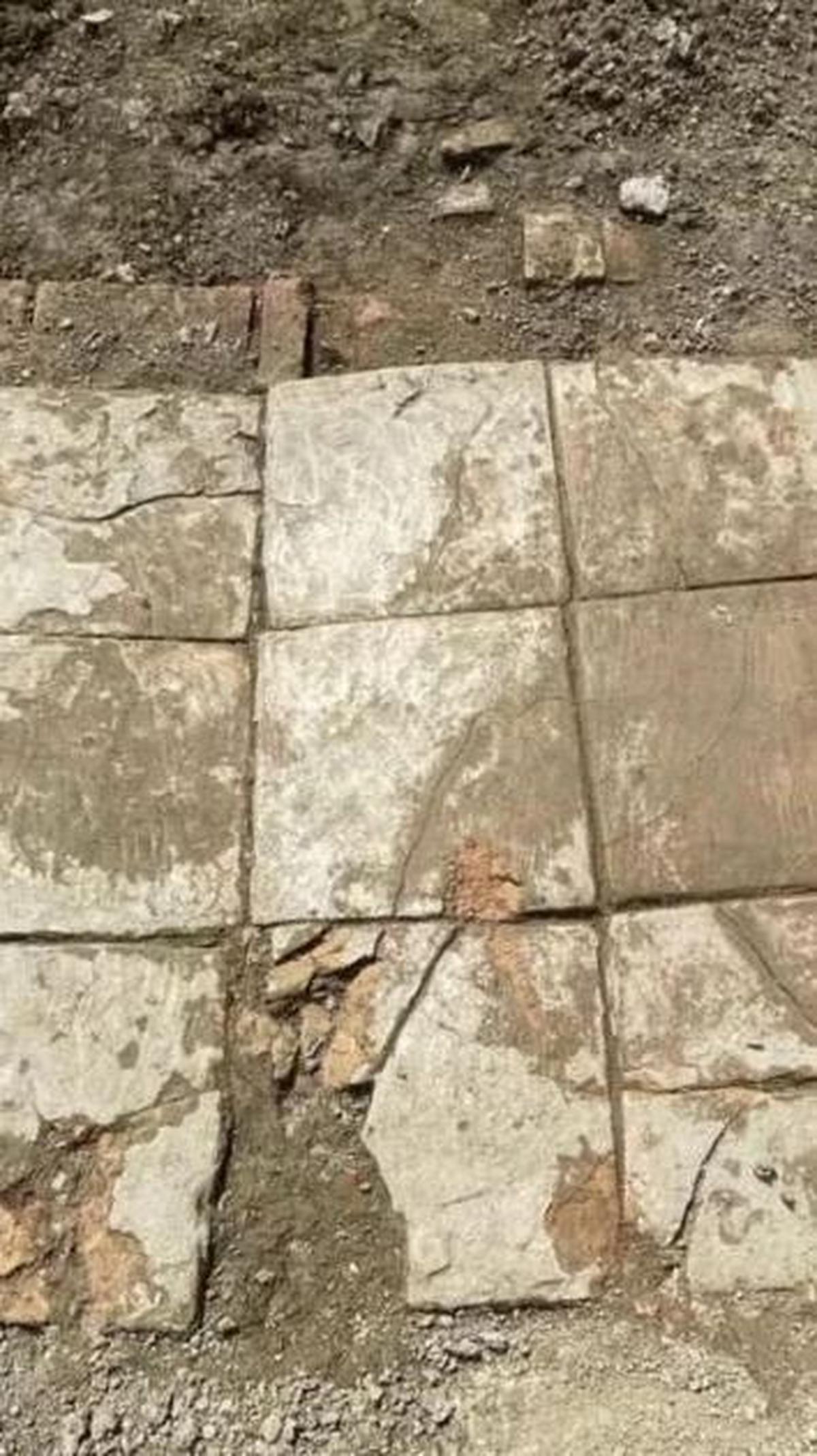 Para arkeolog memperkirakan vila tersebut hancur akibat gempa bumi yang terdokumentasi dengan baik yang melanda wilayah tersebut pada abad ke-4 M.