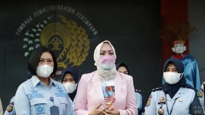 Diwarnai Tangis, Ini 7 Potret Detik-detik Angelina Sondakh Bebas dari Penjara