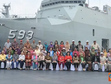 Citizen6, Tanjung Priok: Ratusan warakawuri dan purnawirawan TNI AL mengadakan silaturahmi dan ramah tamah dalam rangka bernostalgia dengan mengunjungi KRI Banda Aceh-593 di dermaga Kolinlamil Tanjung Priok, Jakarta, Senin (11/6). (Pengirim: Dispenkolinla