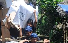 FOTO: Perjuangan Distribusi Kotak Suara Pemilu di Baduy Luar, Petugas dan Warga Jalan Kaki hingga 5 Km