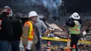 Sejumlah petugas berada di lokasi ledakan gas alam yang mengguncang Seattle, Washington, Rabu (9/3). Sembilan orang pemadam kebakaran mengalami luka-luka dan dilarikan ke rumah sakit akibat kejadian tersebut. (Matt Mills McKnight/Getty Images/AFP)