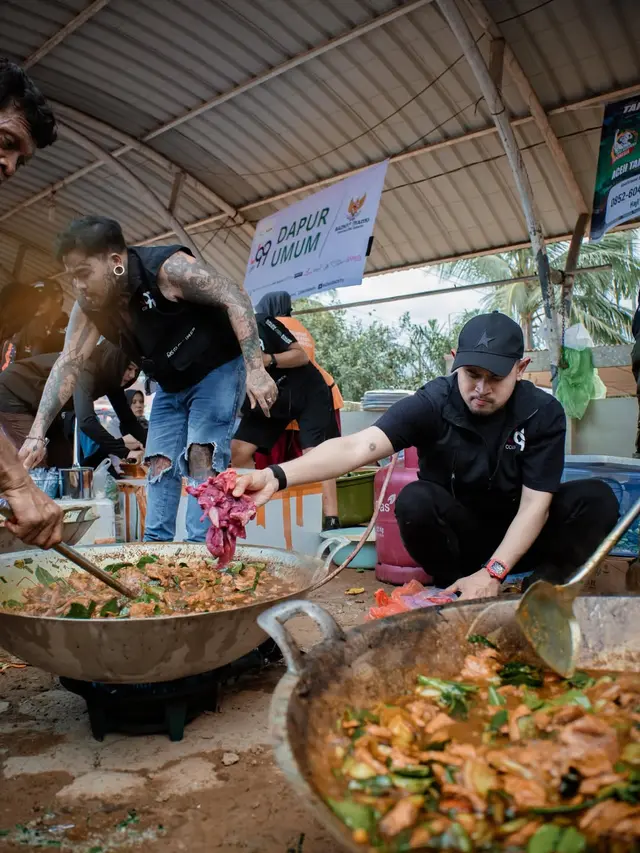 6 Potret King Abdi Bantu Masak di Dapur Umum Korban Banjir Aceh Tamiang