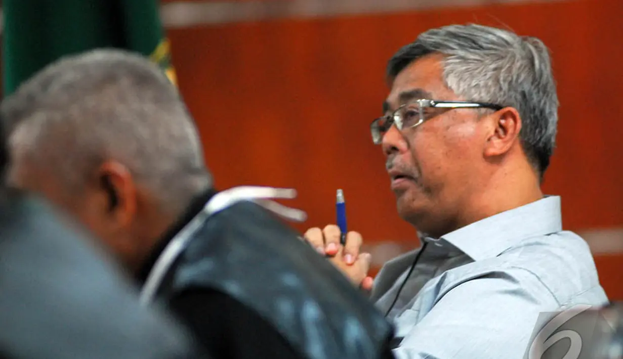 Akil Mochtar mencoba melawan kantuknya saat menjalani sidang di Pengadilan Tipikor, Jakarta, Senin (19/5/2014) (Liputan6.com/Miftahul Hayat).