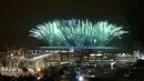Pesta kembang api mengawali penutupan Olimpiade Rio 2016 di Stadion Maracana, Minggu (21/8). Upacara penutupan yang sedianya akan dimulai pada pukul 6.00 WIB masih terlihat sepi penonton dan away media. (REUTERS / Ricardo Moraes) 