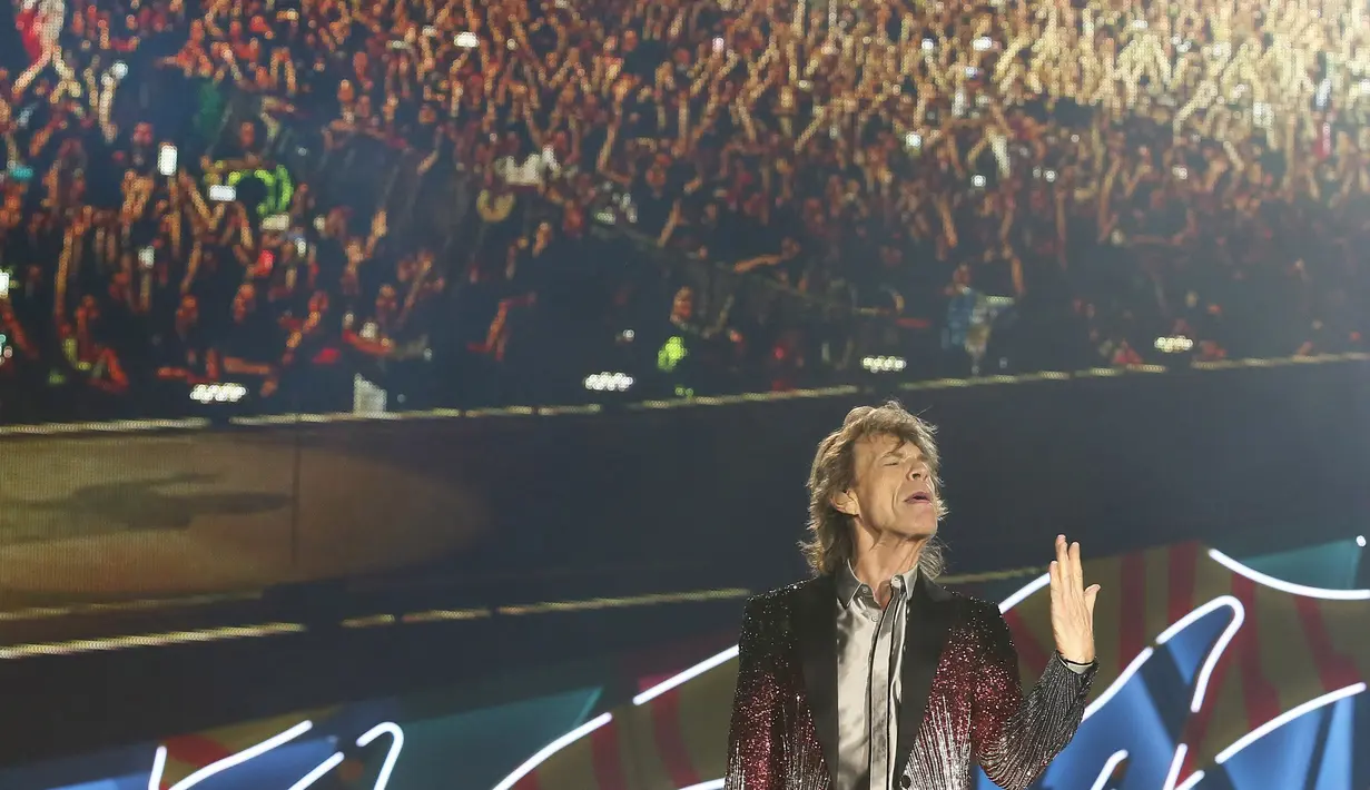 Gaya Vokalis The Rolling Stones, Mick Jagger membawakan lagu saat konser bertajuk "Amerika Latin Ole Tour" di Santiago, Chili (3/2). Fans diberikan kesempatan memilih satu lagu pada konser melalui polling online. (REUTERS/Rodrigo Garrido)