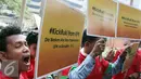 Suporter membawa berbagai macam atribut seperti poster dan bendera merah putih bertuliskan hashtag '#TENDANG RUKI', '#SAVE KPK', '#STOP REVISI UU KPK' dan '#STOP PELEMAHAN', di depan gedung KPK, Jakarta, Jumat (19/6/2015). (Liputan6.com/Helmi Afandi)