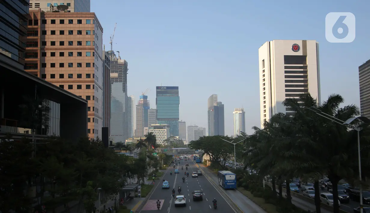 Kendaraan bermotor melintas di antara gedung bertingkat di kawasan Sudirman, Jakarta, Jumat (15/11/2019). Gubernur DKI, Anies Baswedan, memastikan, meski ibu kota akan pindah ke  Kalimantan Timur, Jakarta akan tetap menjadi pusat perekonomian Indonesia. (Liputan6.com/Angga Yuniar)