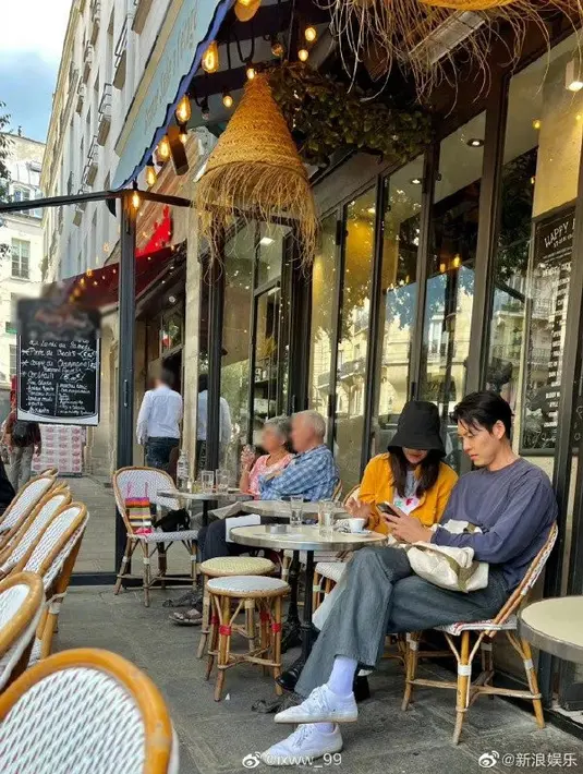 <p>Shin Min Ah dan Kim Woo Bin sama-sama mengenakan busana kasual di kafe. (Foto: @ixww99 on Weibo via Allkpop)</p>