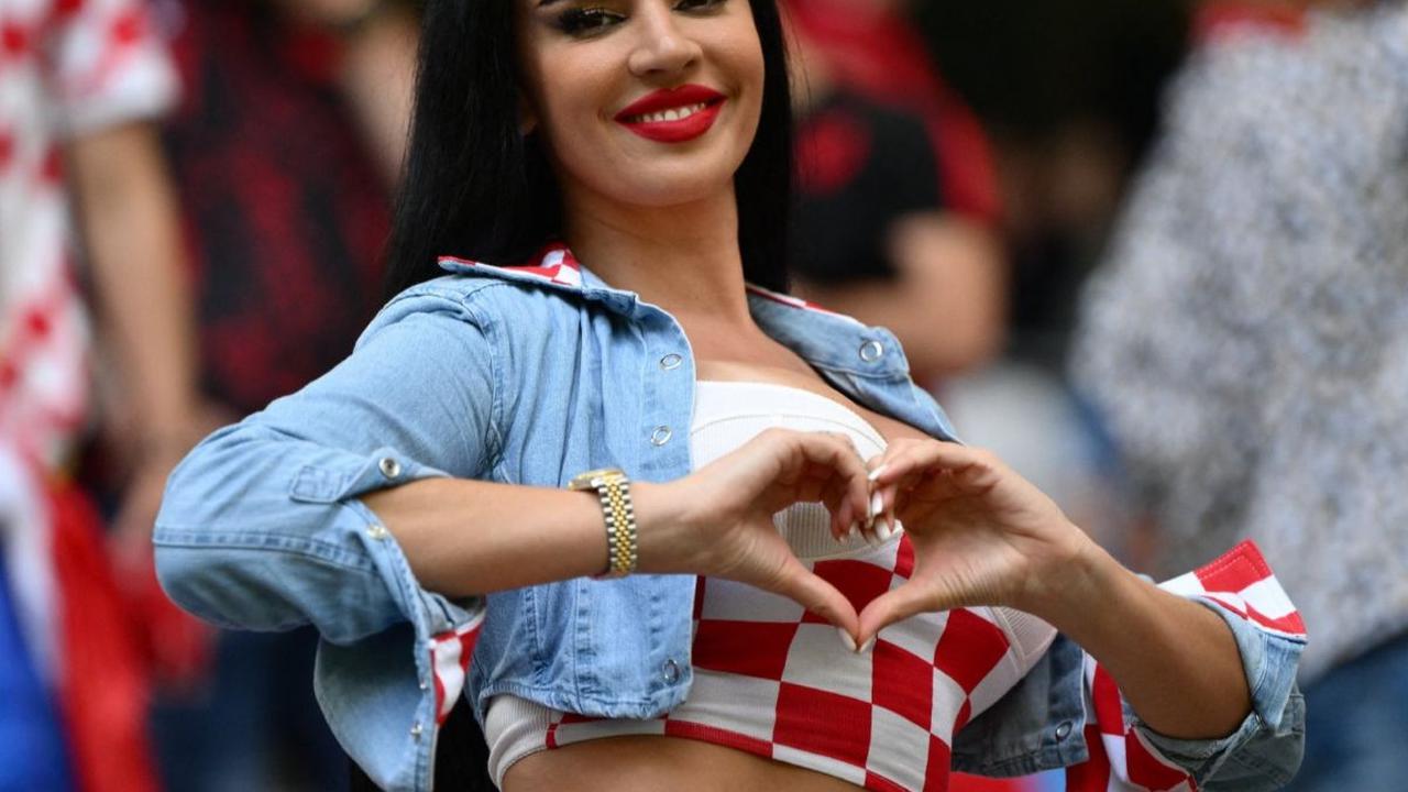 Model seksi Ivana Knoll berpose saat menyaksikan pertandingan Kroasia vs Albania dalam penyisihan Grup B Euro 2024 di Volksparkstadion, Hamburg, Jerman, pada Rabu (19/6/2024). Kehadiran pendukung setia Timnas Kroasia ini menyita perhatian publik Volkspa