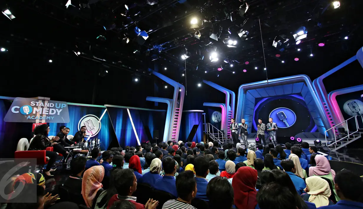 Suasana kemeriahan acara Grand Final Stand Up Comedy 2015 di Studio Indosiar, Jakarta, Kamis (13/11/2015). Para Finalis akan merebutkan memperebutkan hadiah ratusan juta rupiah. (Liputan6.com/Immanuel Antonius)