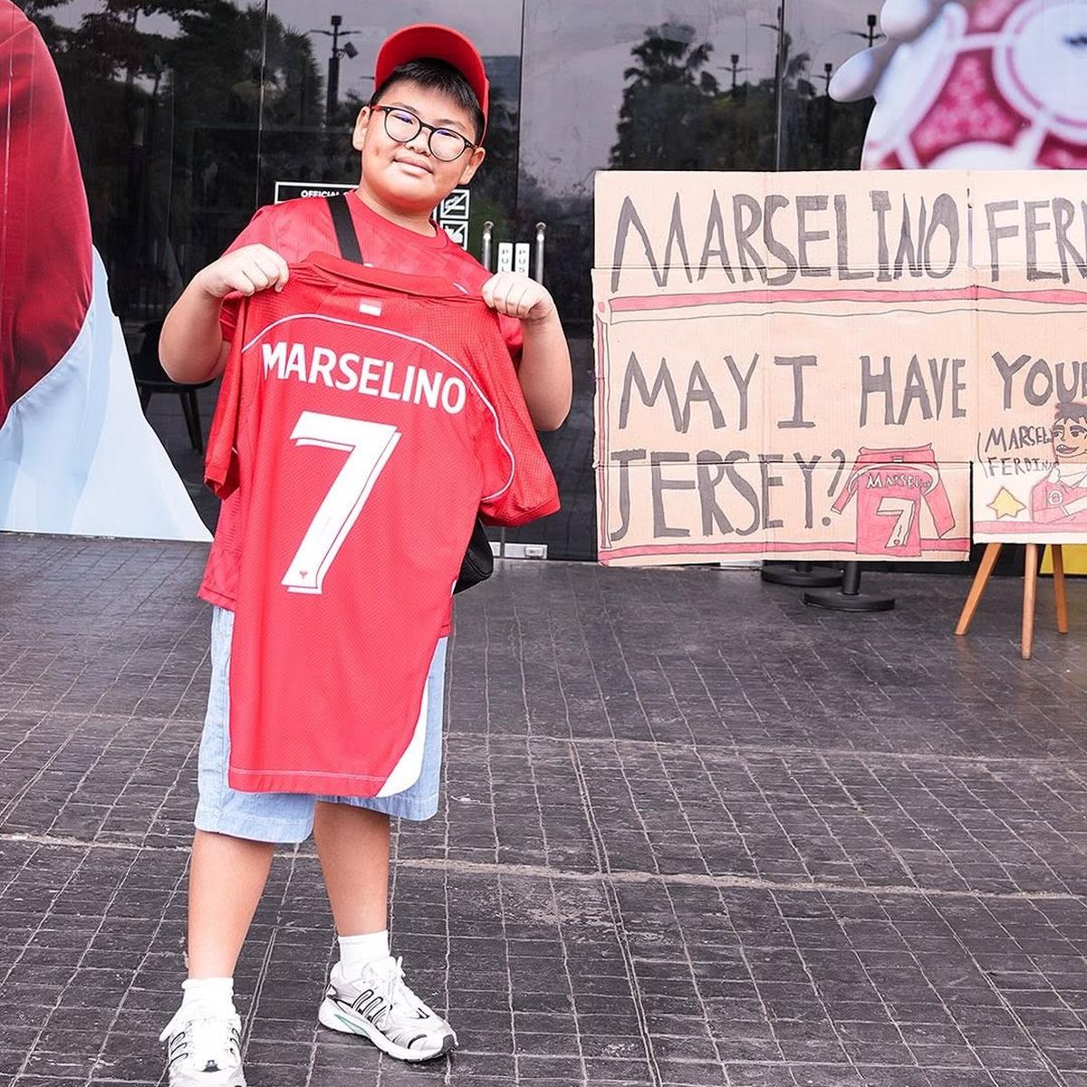 Senyum Bahagia Bocah Fans Marselino, Dapat Jersey Impian Usai Viral Kaos dari Sang Idola Dibawa Kabur Penonton di GBK
