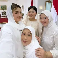 Lihat di sini tampilan ibu dan kakak-adik Erina Gudono di acara tasyakuran kehamilannnya. [@erinagudono]