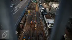 Pekerja menyelesaikan pembangunan jalur layang Mass Rapid Transit (MRT) di Jalan TB Simatupang, Jakarta, Senin (28/3/2016). (Liputan6.com/Faizal Fanani)
