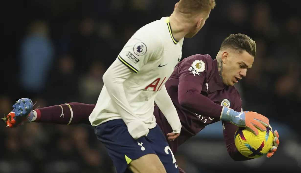 Ederson. Sejak kedatangannya di Manchester City pada awal musim 2017/2018, kiper asal Brasil ini langsung menggeser posisi Claudio Bravo sebagai kiper utama. Ederson yang di awal kedatangannya memilih mengenakan jersey bernomor punggung 31 tetap tak mengambil alih nomor punggung 1 milik Claudio Bravo saat sang pemain hengkang dari The Citizens pada awal musim 2020/2021. Sejak itu pula nomor punggung 1 menjadi tak bertuan dalam skuad Manchester City hingga kini. (AP Photo/Dave Thompson)