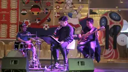 Grup musik meramaikan acara Nobar Gratis di Sky Garden, Novotel Tangerang. (14/7/2018). Novotel menghadirkan Nobar Gratis untuk fans bisa merasakan sensasi Piala Dunia 2018. (Bola.com/Nick Hanoatubun)