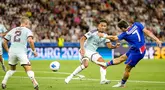 Pemain PSG Khvicha Kvaratskhelia (kanan) mencetak gol pertama bagi timnya dalam pertandingan sepak bola Piala Super UEFA antara Paris Saint-Germain dan Aston Villa di Salzburg, Austria, Rabu, 12 Agustus 2026. (Foto AP/Darko Bandic)