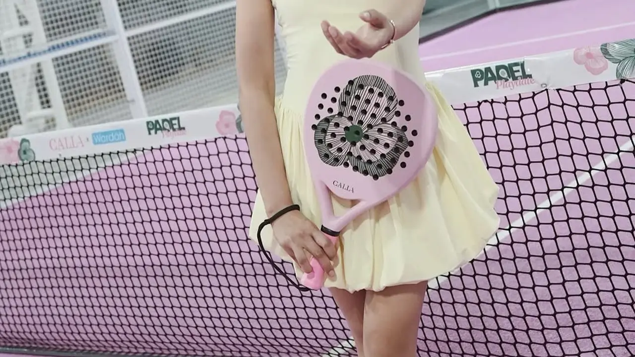 Gaya Playful Anisa Aziza di Lapangan Padel, Tampil Trendy Pakai Dress Balloon