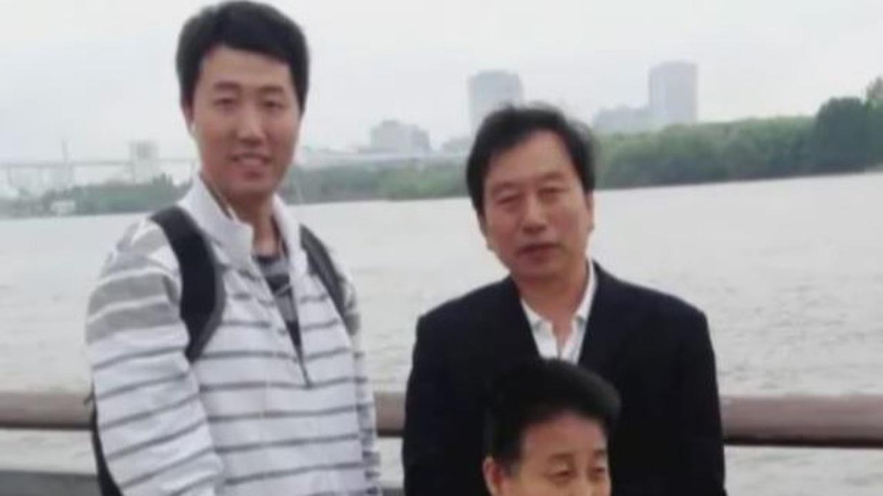 Jiang Jingwei mengajak "orang tuanya" jalan-jalan ke Shanghai.