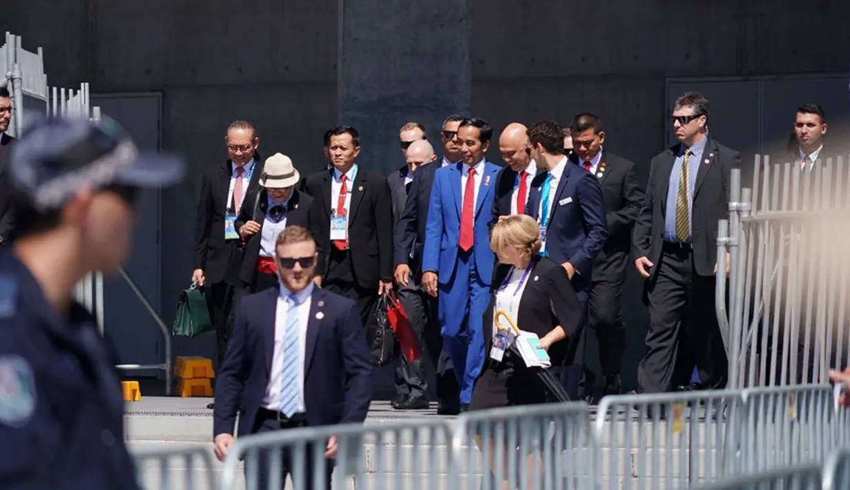 Presiden Joko Widodo (Jokowi) berjalan kaki menuju dermaga Darling Harbour untuk santap siang di Admiralty House Sydney, Minggu (18/3). Jokowi berangkat seusai menghadiri sesi pleno ASEAN-Australia Special Summit 2018 (Liputan6.com/Pool/Biro Pers Setpres)