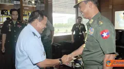 Citizen6, Jakarta: Kasum TNI Marsdya TNI Edy Harjoko, menerima kunjungan Asisten Intelijen Angkatan Bersenjata ASEAN di Mabes TNI Cilangkap, Jakarta, Selasa (29/3). (Pengirim: Badarudin Bakri Badar)