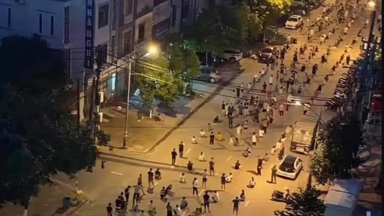 Tertibnya warga Vietnam dalam ikut tes COVID-19.