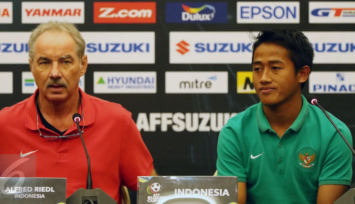 Pelatih Timnas Indonesia, Alfred Riedl (kiri) saat memberi keterangan jelang laga final pertama Piala AFF di Hotel Aston, Bogor, Selasa (13/12). Indonesia akan melakoni laga melawan Thailand di Stadion Pakansari (14/12). (Liputan6.com/Helmi Fithriansyah)