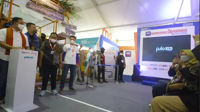 Gubernur DKI Jakarta Anies Baswedan di dampingi Finalis Abang None Jakarta Zulfikri Arif saat meluncurkan aplikasi Pulo 1000.