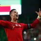 Megabintang timnas Portugal, Cristiano Ronaldo berselebrasi setelah mencetak gol ke gawang Luksemburg dalam laga lanjutan Grup B Kualifikasi Piala Eropa 2020 di Estadio Jose Alvalade, Jumat (11/10/2019). Ronaldo menyumbang gol saat Timnas Portugal menang 3-0 atas Luksembur. (AP/Armando Franca)