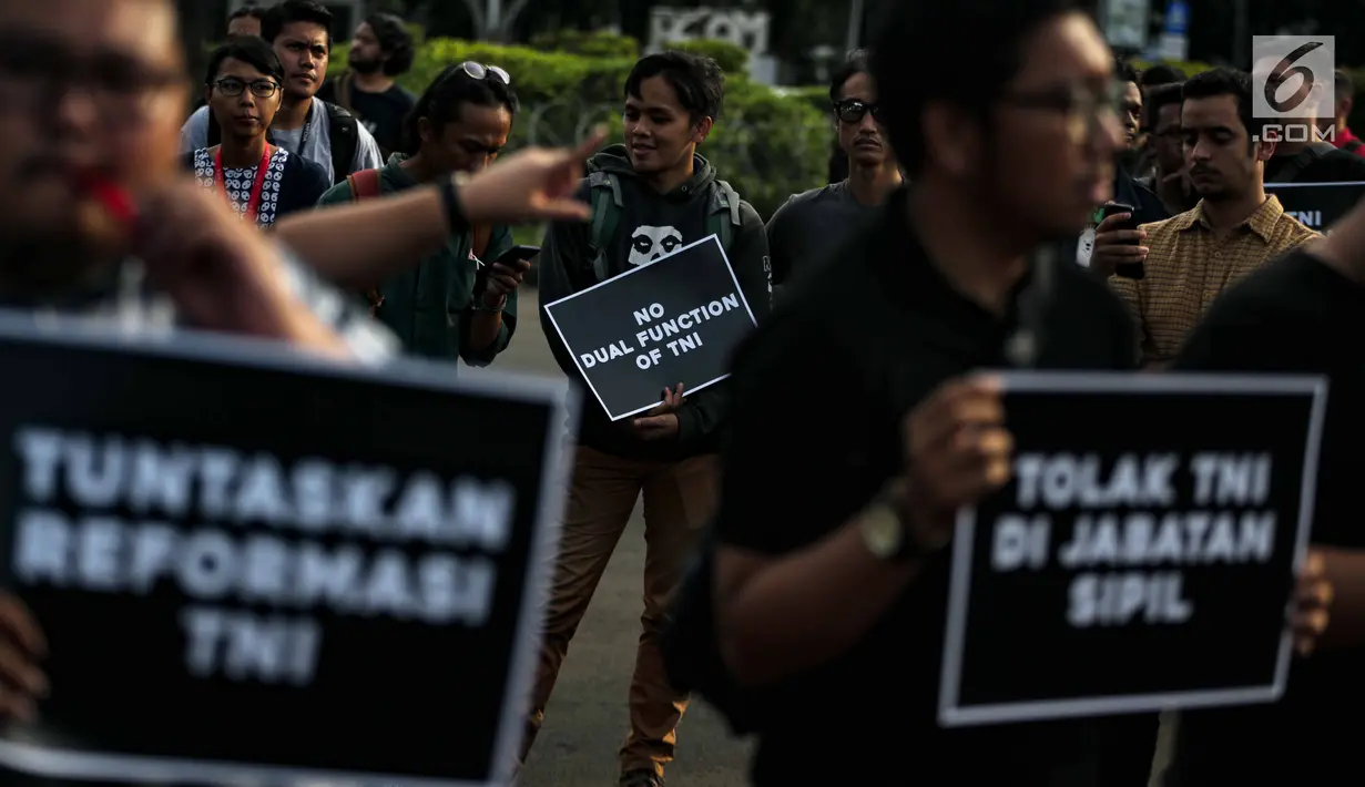Aktivis Jaringan Solidaritas Korban untuk Keadilan (JSKK) menyuarakan tuntutan saat Aksi Kamisan ke-576 di depan Istana Merdeka, Jakarta, Kamis (28/2). Mereka menolak kembalinya militer untuk menduduki jabatan sipil. (Liputan6.com/Faizal Fanani)