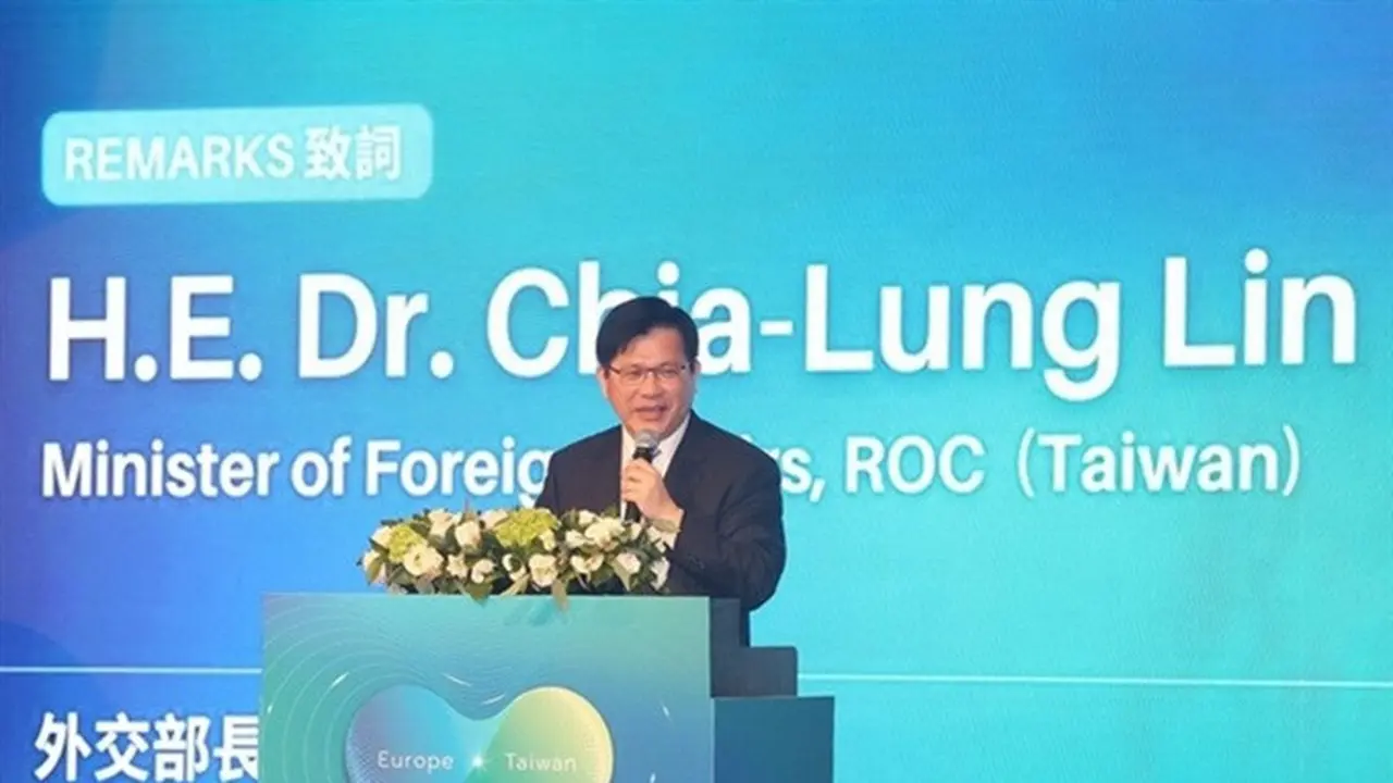 Menteri Luar Negeri Taiwan Lin Chia-lung berbicara di Taiwan-Europe Subsea Cable Security Cooperation Forum 2025 di Taipei, pada Selasa (28/10/2025).