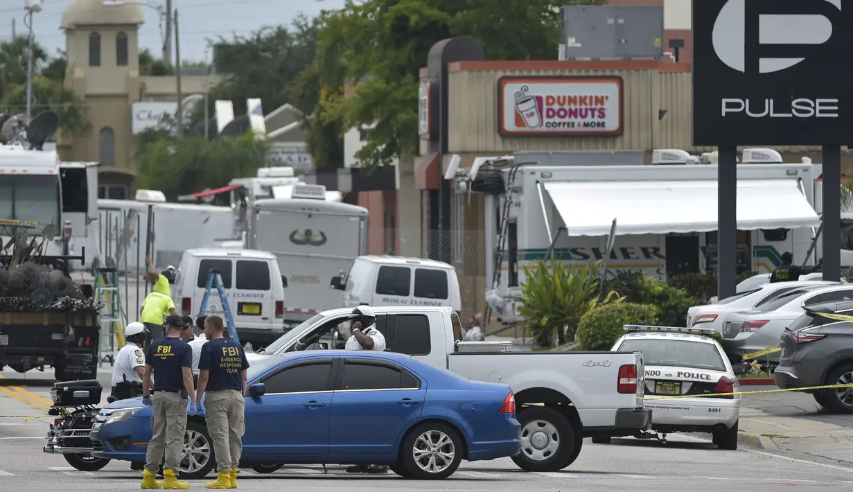 Agen FBI dan polisi melakukan olah TKP di lokasi penembakan brutal klub malam gay Pulse di Kota Orlando, Florida, AS, Minggu (12/6). Penembakan brutal yang dilakukan Omar Mateen itu menewaskan 50 orang dan melukai 53 lainnya. (Mandel Ngan/AFP)