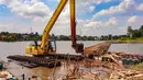 Selain membongkar bangunan di atas, Pemerintah Kota Depok juga membongkar pagar pembatas, antara Alun-Alun Wilayah Barat dengan akses jalan menuju Setu Tujuh Muara. Tampak dalam foto, petugas Dinas Sumber Daya Air Pemerintah Provinsi Jawa Barat membongkar tiang pancang beton yang dipasang di Setu Tujuh Muara, Sawangan, Depok, Senin (16/01/2026). (Merdeka.com/Arie Basuki)