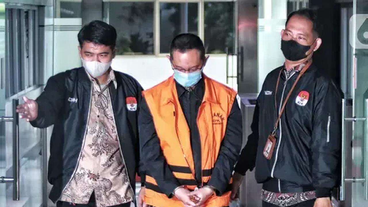 Nama Andhi ramai pertama kali karena gaya hidup mewahnya disorot warganet. Foto rumah mewahnya di kompleks Legenda Wisata Cibubur serta gaya hidup putrinya viral di media sosial.
