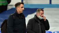 Gary Neville (kiri) dan Jamie Carragher dahulu sering berduel di lapangan. Kini keduanya kerap beradu argumen di stasiun televisi Inggris sebagai pandit sepak bola. (AFP/Peter Powell)