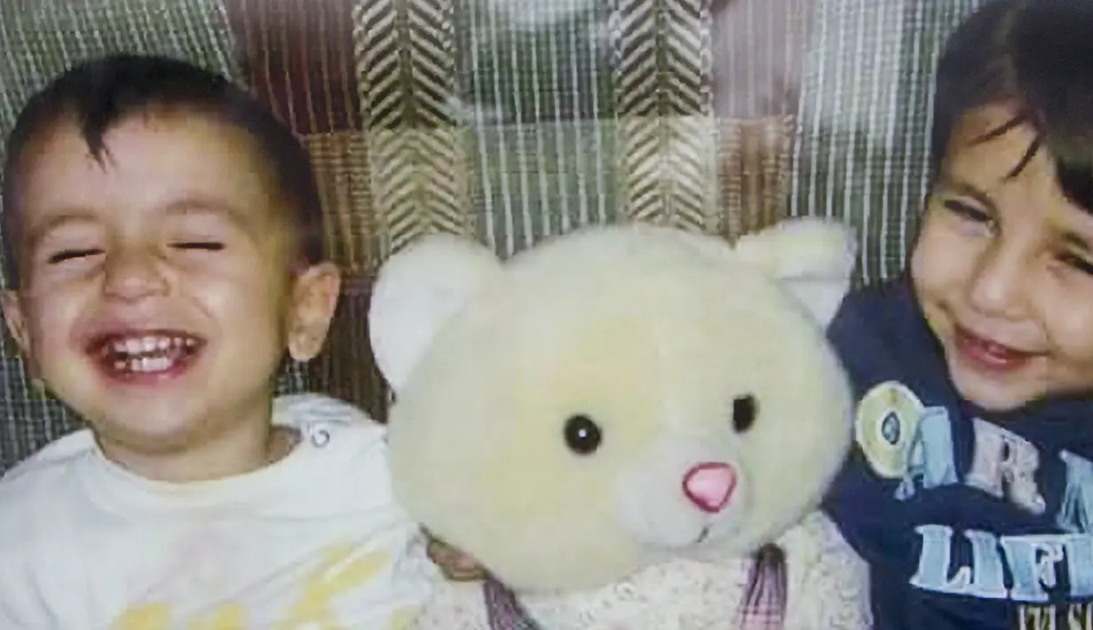 Foto Aylan Kurdi (kiri) bersama kakaknya, Galip, yang diletakkan di rumah bibinya, Tima Kurdi di Coquitlam, British Columbia, Kamis (3/9/2015). Bocah tiga tahun itu terdampar di pantai Turki dalam kondisi tak bernyawa. (REUTERS/Kurdi family)