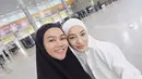 Nikita Willy terlihat berangkat umrah bersama suami dan adiknya, Winona. Berfoto bersama Yura Yunita, Nikita Willy mengenakan kerudung putih senada dengan atasan kemeja dan celana putih panjang. [@yurayunita]