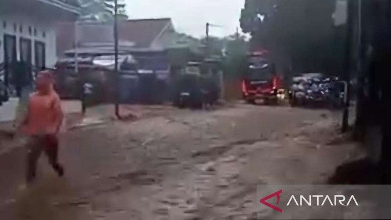 Polres Cianjur Tambah Rambu Peringatan di Jalur Utama, Antisipasi Kecelakaan Akibat Genangan Air