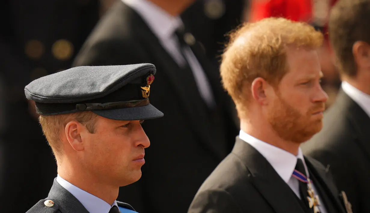 Pangeran William dan Pangeran Harry di pemakaman Ratu Elizabeth II. (Foto: AP Photo/Vadim Ghirda, Pool)