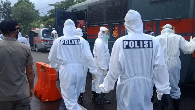 Tim gabungan jaring satu ODP di Bundaran Waru, Jawa Timur. (Foto: Liputan6.com/Dian Kurniawan)