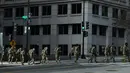 Anggota Garda Nasional berkumpul di Washington, DC, saat pengamanan diperketat pada Senin (18/1/2021). Menurut laporan, 25.000 tentara Garda Nasional akan menjaga kota tersebut sebagai persiapan untuk pelantikan Joe Biden sebagai Presiden ke-46 Amerika Serikat. (Brendan Smialowski/AFP)