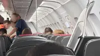 Ngeri, Panel Kabin Atas Pesawat AirAsia Terlepas Setelah Mendarat