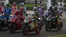 Para pembalap MotoGP bersiap mengambil start untuk melakukan parade dari depan Istana Merdeka, Jakarta Pusat, Rabu (16/3/2022). Parade MotoGP tersebut merupakan rangkaian kegiatan sebelum para pembalap berlaga di MotoGP Mandalika yang berlangsung pekan ini. (Liputan6.com/Faizal Fanani)