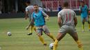 Gelandang Bhayangkara FC, Paulo Sergio, melepas umpan saat latihan di Stadion Utama Gelora Bung Karno, Jakarta, Jumat (26/1/2018). Latihan ini persiapan jelang laga J.League Asia Challenge melawan FC Tokyo. (Bola.com/Asprilla Dwi Adha)