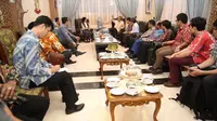 Wali Kota Makassar menyuguhkan Es Pisang Ijo untuk calon investor (Liputan6.com/Eka Hakim)