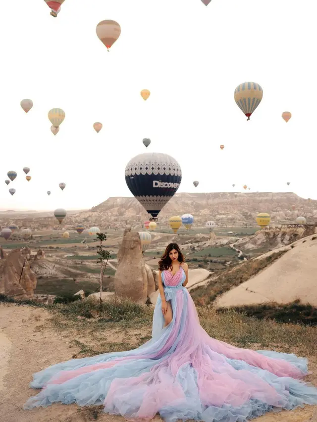 6 Gaya Menawan Sarah Keihl di Cappadocia, Tampil ala Disney Princess dengan Gaun Cotton Candy
