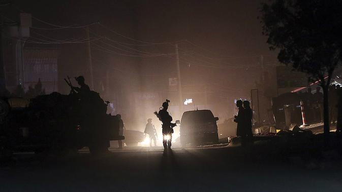 Pasukan keamanan berjaga usai penyerangan saat pemilu parlemen Afghanistan 2018 di salah satu tempat pemungutan suara, Sabtu 20 Oktober 2018. Pemungutan suara diperpanjang hingga 21 Oktober 2018 karena sejumlah kendala. (AP PHOTO)