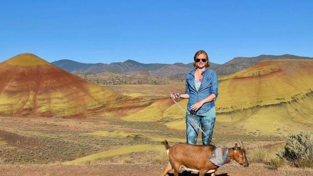 Cate Battles dan Chad yang membawa kambing kesayangan traveling keliling Amerika.